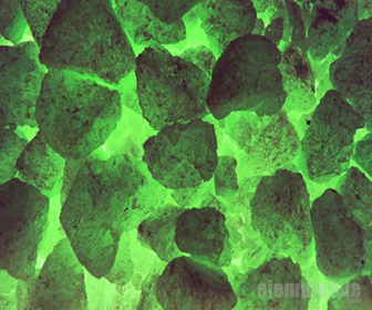 El uranio emite un brillo verde