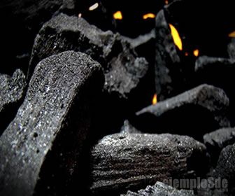 Un mol de carbono tiene 12 gramos de este
